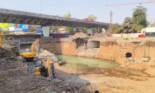 Nashik : द्वारका सर्कल पर अंडरपास के काम के दौरान 125 साल पुराना कुआँ मिला Nashik : द्वारका सर्कल पर अंडरपास के काम के दौरान 125 साल पुराना कुआँ मिला