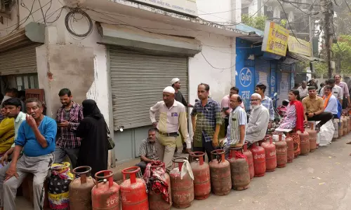 Kannauj: गैस सिलेंडर की किल्लत, एजेंसी पर लगी लंबी कतार Kannauj: गैस सिलेंडर की किल्लत, एजेंसी पर लगी लंबी कतार