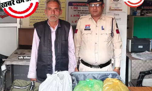 गोलबाजार में ट्राली और पिट्ठू बैग लेकर घूम रहा बुजुर्ग गांजा के साथ गिरफ्तार गोलबाजार में ट्राली और पिट्ठू बैग लेकर घूम रहा बुजुर्ग गांजा के साथ गिरफ्तार