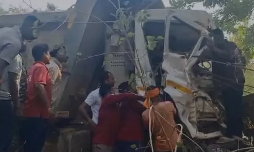 जगदलपुर में दुकान में जा घुसा तेज रफ्तार हाईवा, ड्राइवर की हालत नाजुक जगदलपुर में दुकान में जा घुसा तेज रफ्तार हाईवा, ड्राइवर की हालत नाजुक