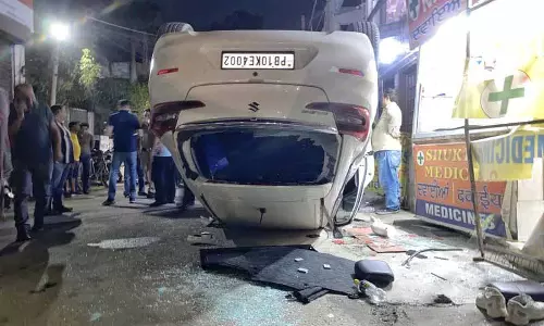 Ludhiana: तेज़ रफ़्तार कार दूसरी गाड़ी से टकराकर पलटी, सवार बाल-बाल बचे