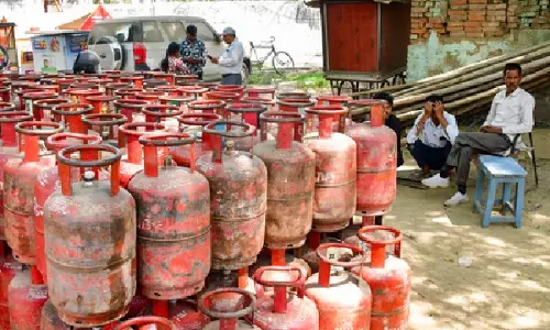 सरकार का दावा: घरेलू LPG उत्पादन 30% बढ़ा, भारत में ईंधन की पर्याप्त आपूर्ति