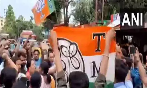 कोलकाता में मोदी की रैली से पहले TMC और BJP कार्यकर्ताओं के बीच झड़प