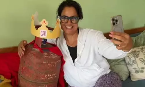 LPG संकट पर हल्की-फुल्की टिप्पणी, समीरा रेड्डी ने जताया ह्यूमर LPG संकट पर हल्की-फुल्की टिप्पणी, समीरा रेड्डी ने जताया ह्यूमर