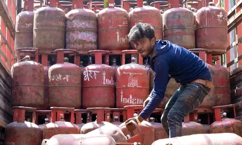 होर्मुज़ जलडमरूमध्य पार करने के लिए भारतीय ध्वज वाले और LPG टैंकर कतार में लगे होर्मुज़ जलडमरूमध्य पार करने के लिए भारतीय ध्वज वाले और LPG टैंकर कतार में लगे