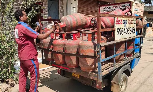 Cooking गैस सिलेंडर को लेकर घबराहट: एक ही दिन में 30,000 बुकिंग