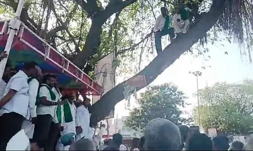 Karnataka : किसान ने पेड़ पर चढ़कर आत्महत्या का प्रयास किया Karnataka : किसान ने पेड़ पर चढ़कर आत्महत्या का प्रयास किया