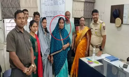 ‘बच्चा चोर’ अफवाह में बुजुर्ग महिला को भीड़ ने बेरहमी से पीटा ‘बच्चा चोर’ अफवाह में बुजुर्ग महिला को भीड़ ने बेरहमी से पीटा