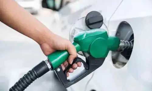 Petrol Pumps को केंद्र की चेतावनी: पेट्रोल अलग से बेचना बंद करें