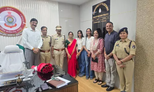 पुलिस कमिश्नर डॉ. संजीव शुक्ला ने पदोन्नत उपनिरीक्षक के कंधे पर स्टार लगाकर दी शुभकामनाएँ पुलिस कमिश्नर डॉ. संजीव शुक्ला ने पदोन्नत उपनिरीक्षक के कंधे पर स्टार लगाकर दी शुभकामनाएँ