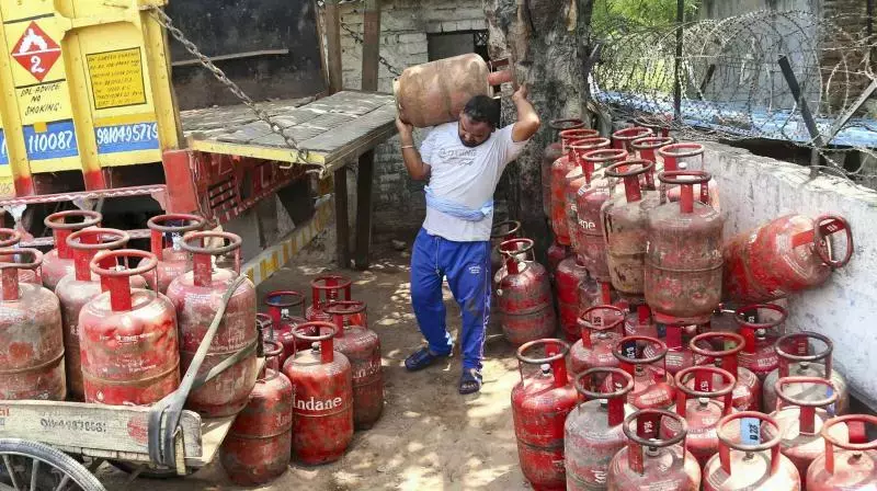 LPG संकट पर केंद्र के ख़िलाफ़ DMK के नेतृत्व वाले गठबंधन का विरोध प्रदर्शन LPG संकट पर केंद्र के ख़िलाफ़ DMK के नेतृत्व वाले गठबंधन का विरोध प्रदर्शन