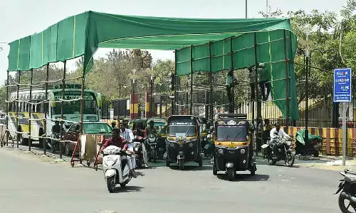 North कर्नाटक के ज़िलों में बढ़ी धूप: यात्रियों के लिए छांव की व्यवस्था North कर्नाटक के ज़िलों में बढ़ी धूप: यात्रियों के लिए छांव की व्यवस्था