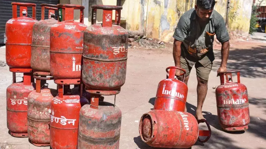 Ludhiana: गैस सिलेंडर की कालाबाजारी पर पंजाब में बड़ी कार्रवाई Ludhiana: गैस सिलेंडर की कालाबाजारी पर पंजाब में बड़ी कार्रवाई