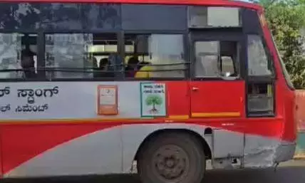 Haveri : चेन गुम होने पर बस पुलिस थाने में बिना तय समय के रुकी Haveri : चेन गुम होने पर बस पुलिस थाने में बिना तय समय के रुकी