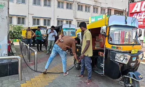 Karnataka : ईंधन की कीमतों में बढ़ोतरी, ऑटो चालक मुश्किल में