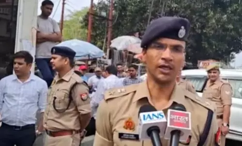 मेरठ SSP ने मुसलमानों को सड़कों पर नमाज़ पढ़ने के प्रति चेताया मेरठ SSP ने मुसलमानों को सड़कों पर नमाज़ पढ़ने के प्रति चेताया
