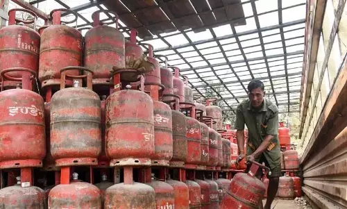 कमर्शियल LPG की सप्लाई फिर शुरू, रिटेल में कोई कमी नहीं: तेल मंत्रालय के अधिकारी कमर्शियल LPG की सप्लाई फिर शुरू, रिटेल में कोई कमी नहीं: तेल मंत्रालय के अधिकारी