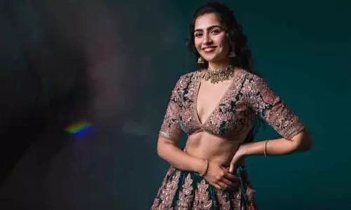 Rukmini Vasant का मज़ेदार वीडियो वायरल, बर्गर-फ्राइज़ खाते दिखाया अपना फूडी अंदाज़ Rukmini Vasant का मज़ेदार वीडियो वायरल, बर्गर-फ्राइज़ खाते दिखाया अपना फूडी अंदाज़
