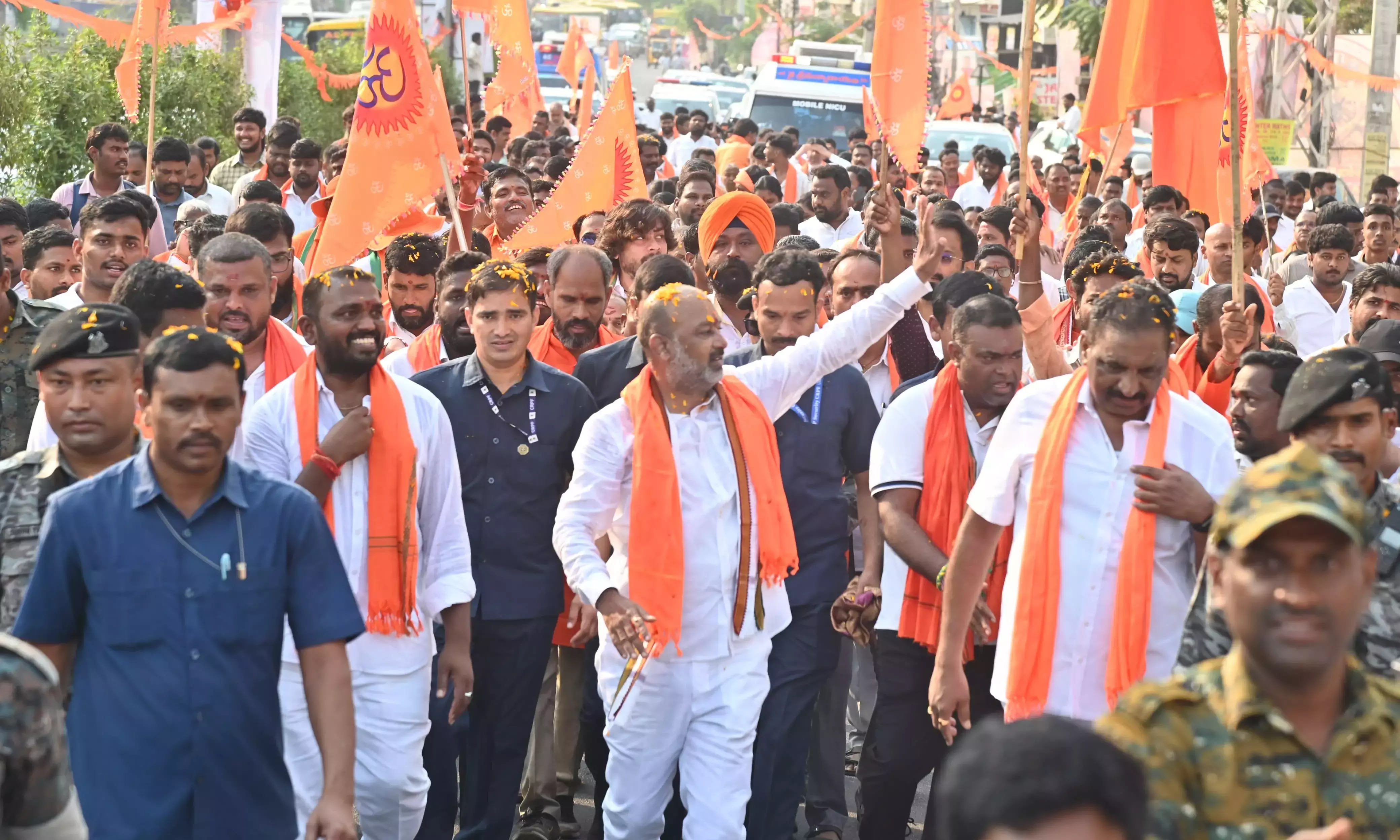Telangana : मधुमक्खी के हमले ने करीमनगर में बंदी संजय की अंजना आशीर्वाद यात्रा रोक दी