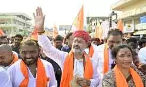 Karimnagar में बंदी संजय की पदयात्रा के दौरान मधुमक्खियों का हमला, 4 कार्यकर्ता घायल Karimnagar में बंदी संजय की पदयात्रा के दौरान मधुमक्खियों का हमला, 4 कार्यकर्ता घायल