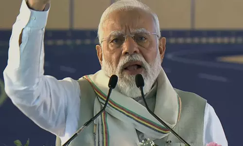 PM मोदी ने असम में कांग्रेस पर साधा निशाना, कहा- हताशा में अपने ही कपड़े फाड़ रही PM मोदी ने असम में कांग्रेस पर साधा निशाना, कहा- हताशा में अपने ही कपड़े फाड़ रही