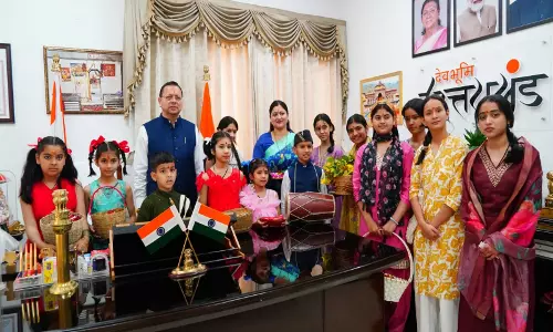 उत्तराखंड के CM पुष्कर सिंह धामी ने अपने आवास पर फूल देई त्योहार मनाया उत्तराखंड के CM पुष्कर सिंह धामी ने अपने आवास पर फूल देई त्योहार मनाया