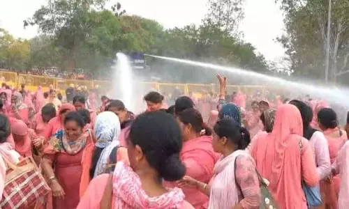 Mohali Police ने प्रदर्शनकारी आशा कार्यकर्ताओं पर वॉटर कैनन का इस्तेमाल किया