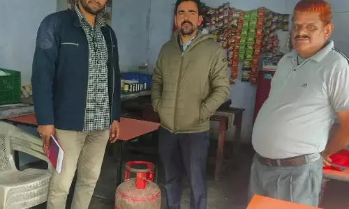 Pauri Garhwal: तहसील परिसर में दो घरेलू गैस सिलेंडर जब्त Pauri Garhwal: तहसील परिसर में दो घरेलू गैस सिलेंडर जब्त
