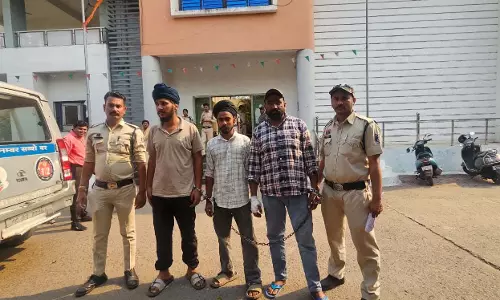 चालानी कार्रवाई के दौरान हंगामा, पुलिस से धक्का-मुक्की करने वाले 3 आरोपी गिरफ्तार चालानी कार्रवाई के दौरान हंगामा, पुलिस से धक्का-मुक्की करने वाले 3 आरोपी गिरफ्तार