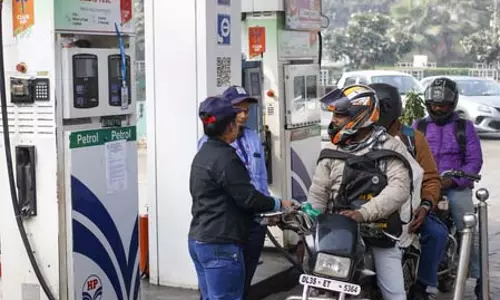 देश भर के पेट्रोल पंपों पर पेट्रोल-डीजल की कोई कमी नहीं, जमाखोरी से बचें: पेट्रोलियम मंत्रालय