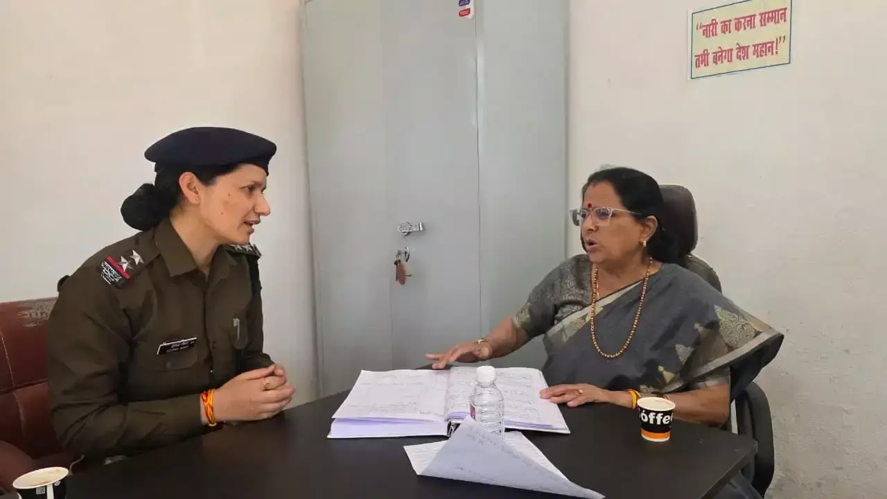 Pauri Garhwal: कोटद्वार महिला हेल्प डेस्क पर महिला आयोग अध्यक्ष का अचानक निरीक्षण Pauri Garhwal: कोटद्वार महिला हेल्प डेस्क पर महिला आयोग अध्यक्ष का अचानक निरीक्षण
