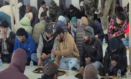Ladakh: फायर एंड फ्यूरी कोर ने द्रास में इफ़्तार दावत का आयोजन किया, 450 से ज़्यादा मेहमान शामिल हुए Ladakh: फायर एंड फ्यूरी कोर ने द्रास में इफ़्तार दावत का आयोजन किया, 450 से ज़्यादा मेहमान शामिल हुए