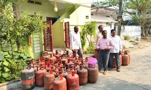 Kodada में अवैध रूप से रखे 48 घरेलू सिलेंडर ज़ब्त Kodada में अवैध रूप से रखे 48 घरेलू सिलेंडर ज़ब्त