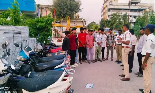 नाबालिगों द्वारा चलाए जा रहे 13 दोपहिया वाहन ज़ब्त नाबालिगों द्वारा चलाए जा रहे 13 दोपहिया वाहन ज़ब्त