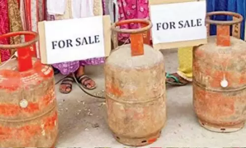 चाय बागान के मज़दूर अपने घरों से खाली cylinder लेकर विरोध प्रदर्शन कर रहे