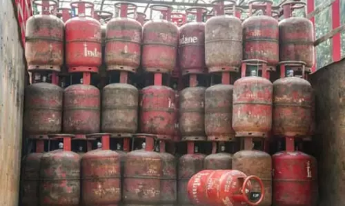 मधुबनी में गैस सिलेंडर जब्त, आरजेडी विधायक ने एलपीजी संकट का लगाया आरोप मधुबनी में गैस सिलेंडर जब्त, आरजेडी विधायक ने एलपीजी संकट का लगाया आरोप