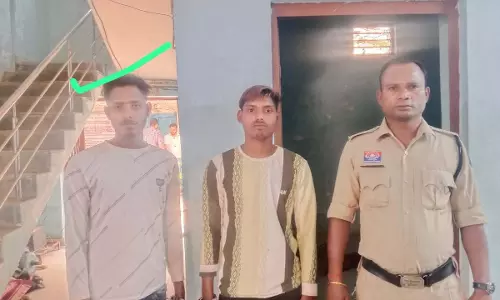 नाबालिग लड़की को बहला-फुसलाकर ले जाने के मामले में दो आरोपी गिरफ्तार नाबालिग लड़की को बहला-फुसलाकर ले जाने के मामले में दो आरोपी गिरफ्तार