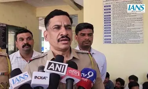 सड़क विक्रेताओं की जांच में संभावित अपराधियों और अवैध बांग्लादेशी नागरिकों की तलाश