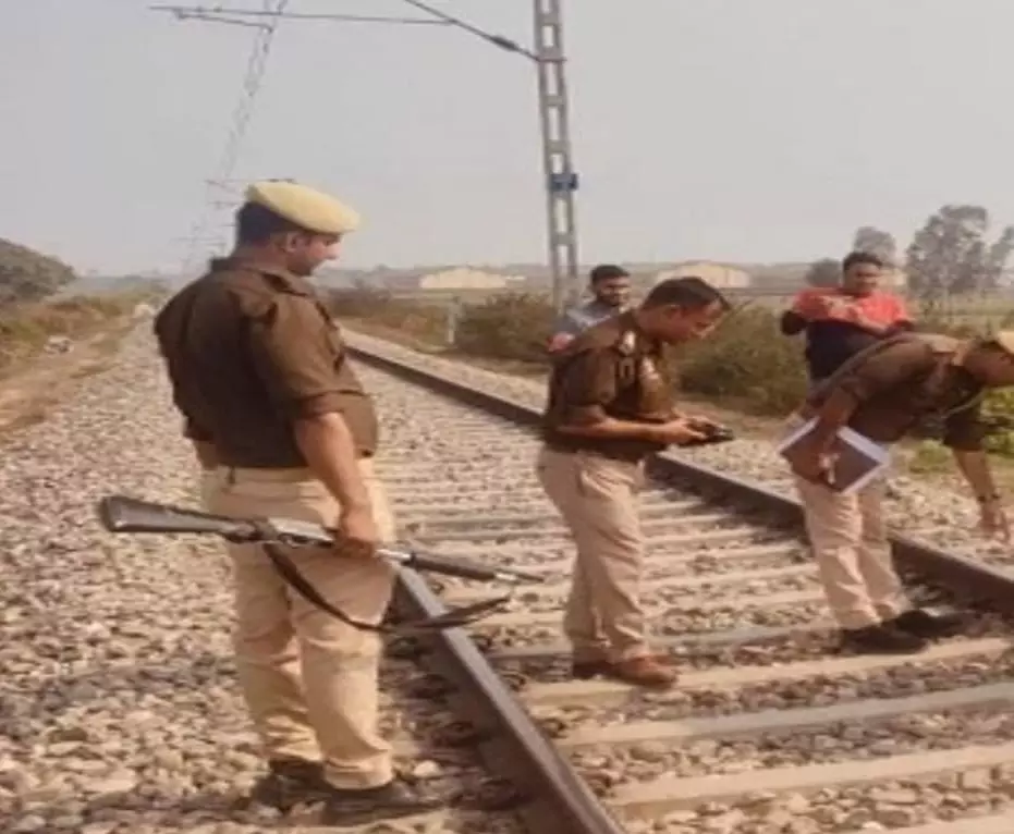 चोर की वजह से पलटने वाली थी ट्रेन, इमरजेंसी ब्रेक से हजारों यात्रियों की बची जान चोर की वजह से पलटने वाली थी ट्रेन, इमरजेंसी ब्रेक से हजारों यात्रियों की बची जान