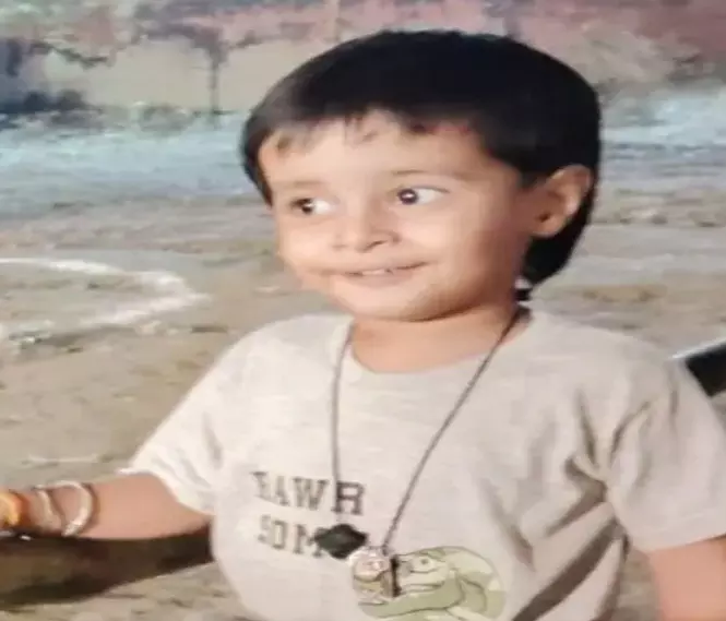 पिता और सौतेली मां ने बच्चे को बेरहमी से मारा, मुर्दा घर में हुआ हंगामा पिता और सौतेली मां ने बच्चे को बेरहमी से मारा, मुर्दा घर में हुआ हंगामा