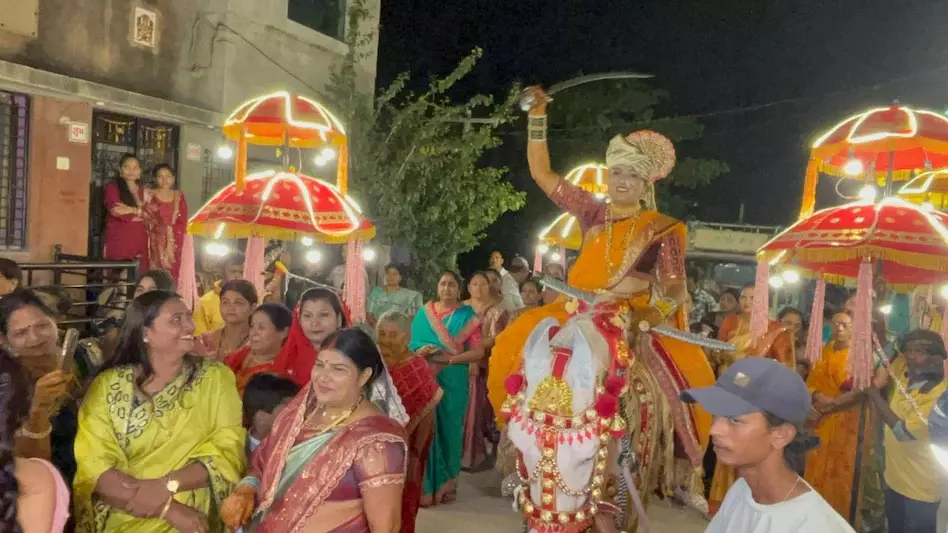 घोड़ी में सवार होकर निकली दुल्हन, दूल्हे के समान अधिकार का दिया संदेश घोड़ी में सवार होकर निकली दुल्हन, दूल्हे के समान अधिकार का दिया संदेश