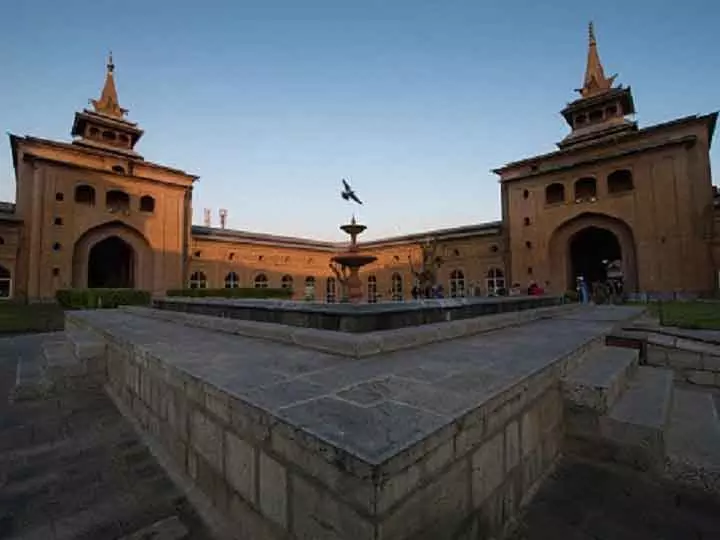 Srinagar अंजुमन औकाफ, मीरवाइज ने जामिया मस्जिद को बंद करने की निंदा की Srinagar अंजुमन औकाफ, मीरवाइज ने जामिया मस्जिद को बंद करने की निंदा की