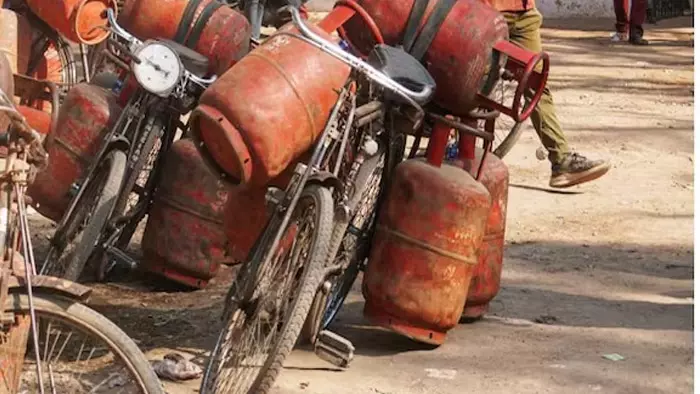 गैस एजेंसी में बुजुर्ग को आया हार्ट अटैक, सिलेंडर लेने पहुंचा था हुई मौत गैस एजेंसी में बुजुर्ग को आया हार्ट अटैक, सिलेंडर लेने पहुंचा था हुई मौत