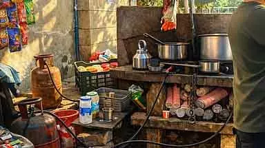 Delhi में कुकिंग गैस सिलिंडर की किल्लत: रेहड़ी-पटरी वालों की आजीविका प्रभावित Delhi में कुकिंग गैस सिलिंडर की किल्लत: रेहड़ी-पटरी वालों की आजीविका प्रभावित