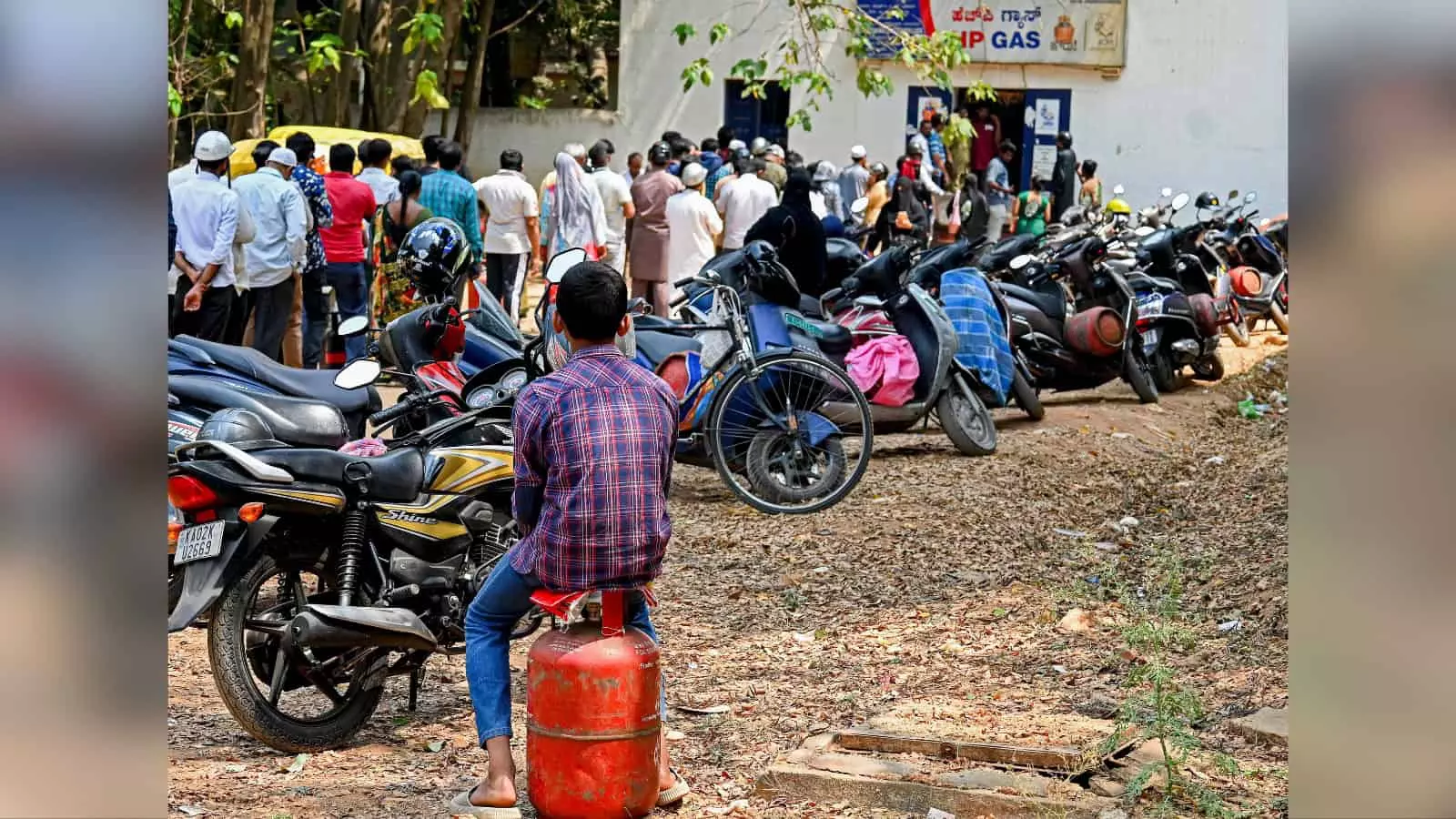 LPG Shortage: अपने सिलेंडर को ज़्यादा समय तक चलाने के बारे में पूरी जानकारी LPG Shortage: अपने सिलेंडर को ज़्यादा समय तक चलाने के बारे में पूरी जानकारी