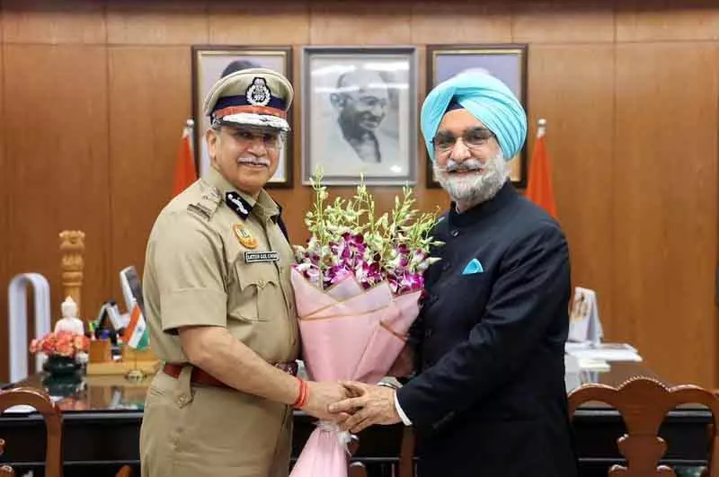 Delhi के उपराज्यपाल संधू ने पुलिस कमिश्नर गोलछा से मुलाक़ात की Delhi के उपराज्यपाल संधू ने पुलिस कमिश्नर गोलछा से मुलाक़ात की