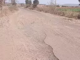 Handwara: हंदवाड़ा के लोग सड़कों की बदहाल स्थिति से परेशान Handwara: हंदवाड़ा के लोग सड़कों की बदहाल स्थिति से परेशान