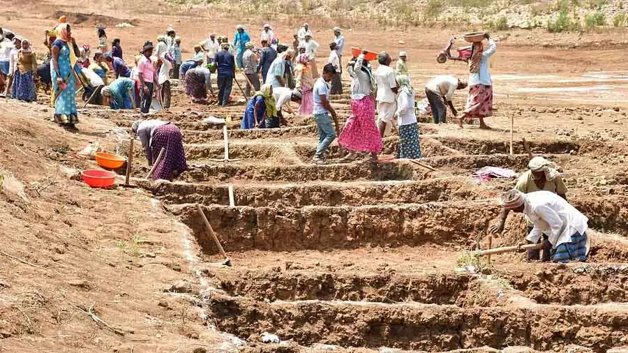 वित्त वर्ष 2026 में राज्यों को MGNREGS के तहत 9,300 करोड़ का बकाया: सरकार ने राज्यसभा को बताया वित्त वर्ष 2026 में राज्यों को MGNREGS के तहत 9,300 करोड़ का बकाया: सरकार ने राज्यसभा को बताया
