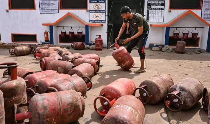 संकट के बीच Gurugram प्रशासन ने जारी किए LPG हेल्पलाइन नंबर संकट के बीच Gurugram प्रशासन ने जारी किए LPG हेल्पलाइन नंबर