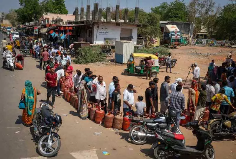Gurugram में LPG की कमी से प्रवासियों और किरायेदारों पर सबसे ज्यादा असर Gurugram में LPG की कमी से प्रवासियों और किरायेदारों पर सबसे ज्यादा असर